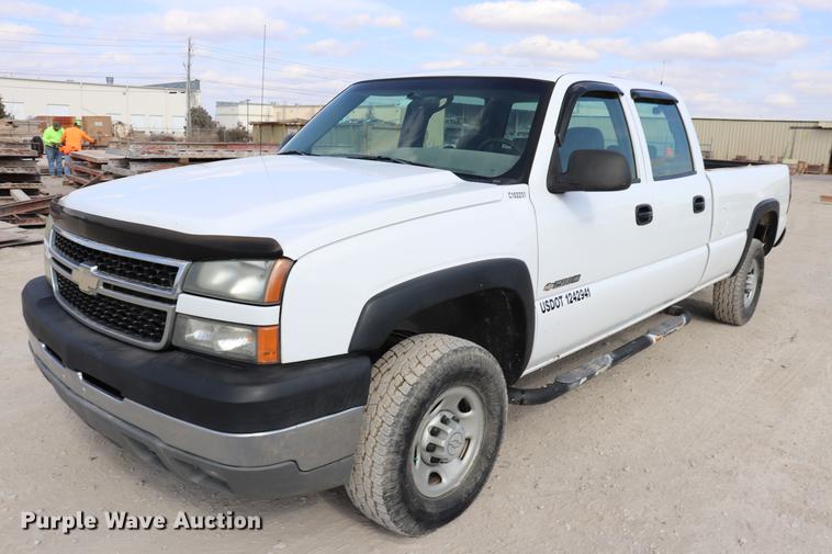 image for item EC9478 2006 Chevrolet Silverado 2500HD Crew Cab pickup truck