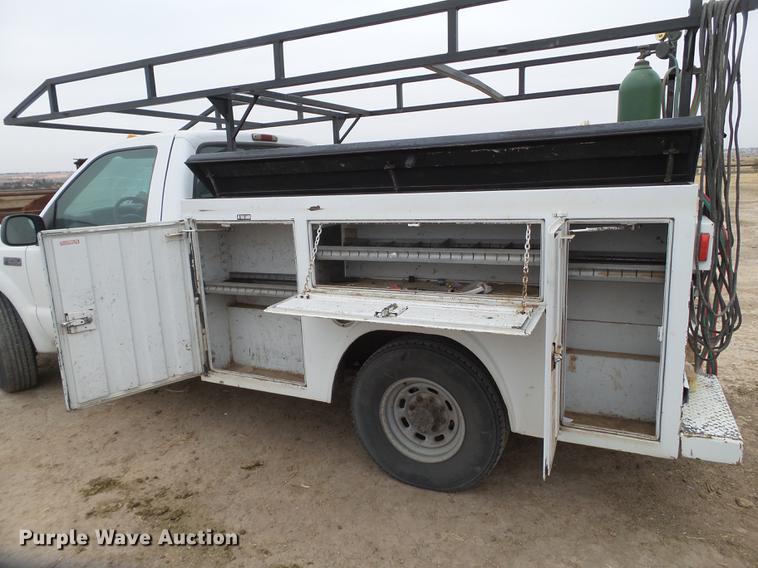 image for item EI9531 2000 Ford F250 Super Duty utility bed pickup truck