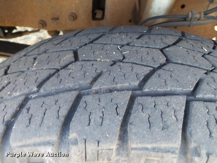 image for item EI9541 2004 Ford F250 Super Duty SuperCab bale bed pickup truck