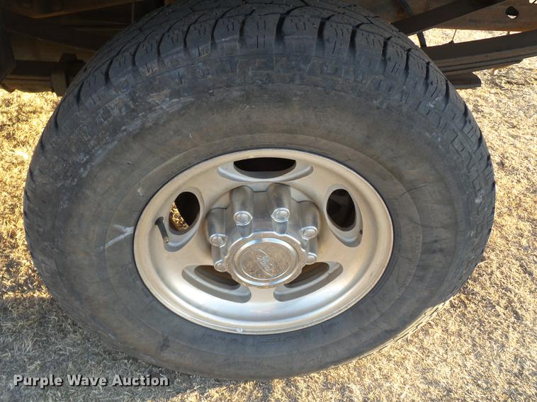 image for item EI9541 2004 Ford F250 Super Duty SuperCab bale bed pickup truck