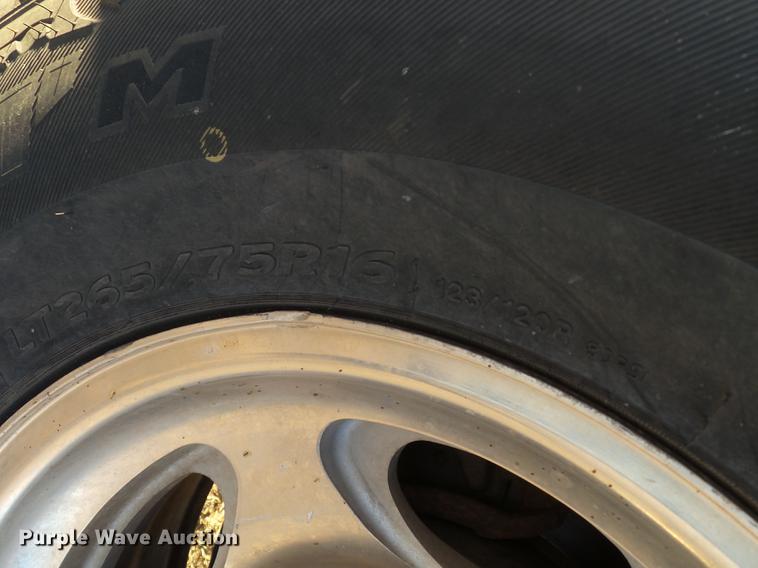 image for item EI9541 2004 Ford F250 Super Duty SuperCab bale bed pickup truck