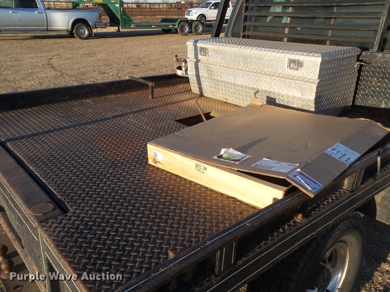 image for item EI9541 2004 Ford F250 Super Duty SuperCab bale bed pickup truck