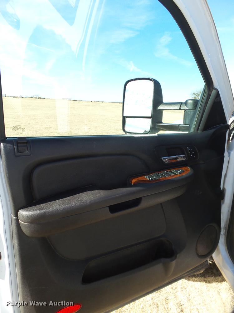 image for item EN9510 2007 Chevrolet Silverado 2500HD Crew Cab pickup truck