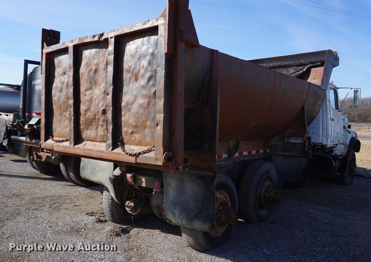 image for item DB0379 1986 Ford 9000 dump truck