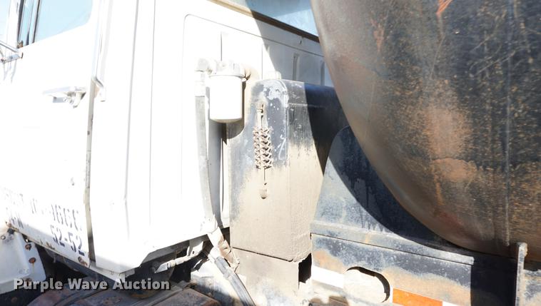 image for item DB0379 1986 Ford 9000 dump truck