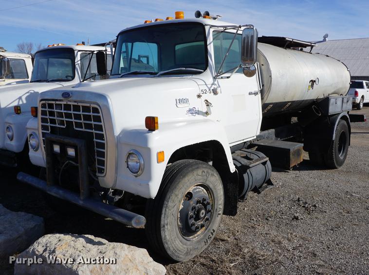 image for item DB0381 1981 Ford 8000 tank truck