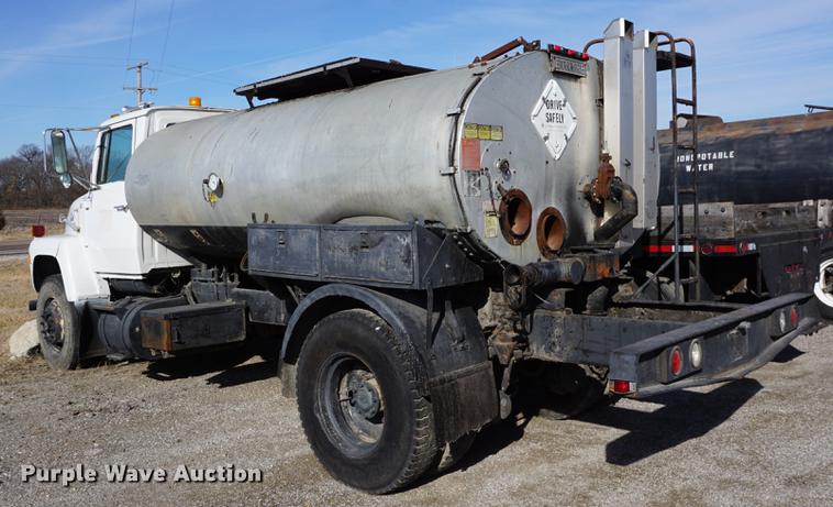 image for item DB0381 1981 Ford 8000 tank truck