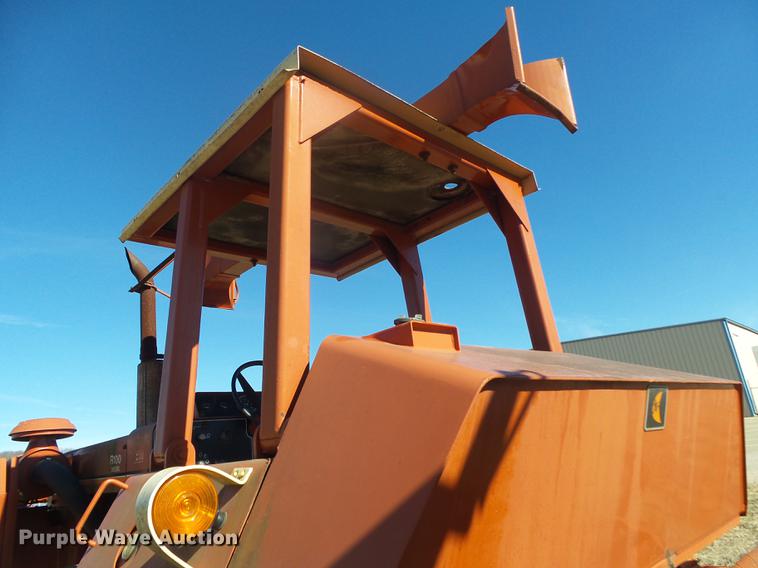 image for item DB7286 1992 Ditch Witch R100 vibratory cable plow