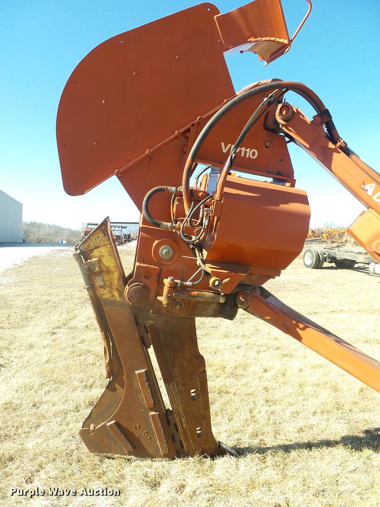 image for item DB7286 1992 Ditch Witch R100 vibratory cable plow