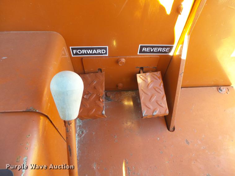 image for item DB7286 1992 Ditch Witch R100 vibratory cable plow