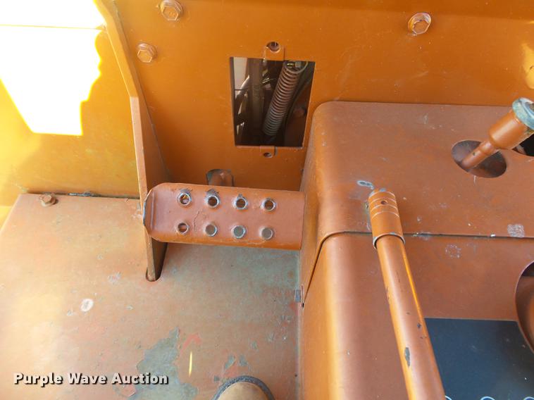 image for item DB7286 1992 Ditch Witch R100 vibratory cable plow
