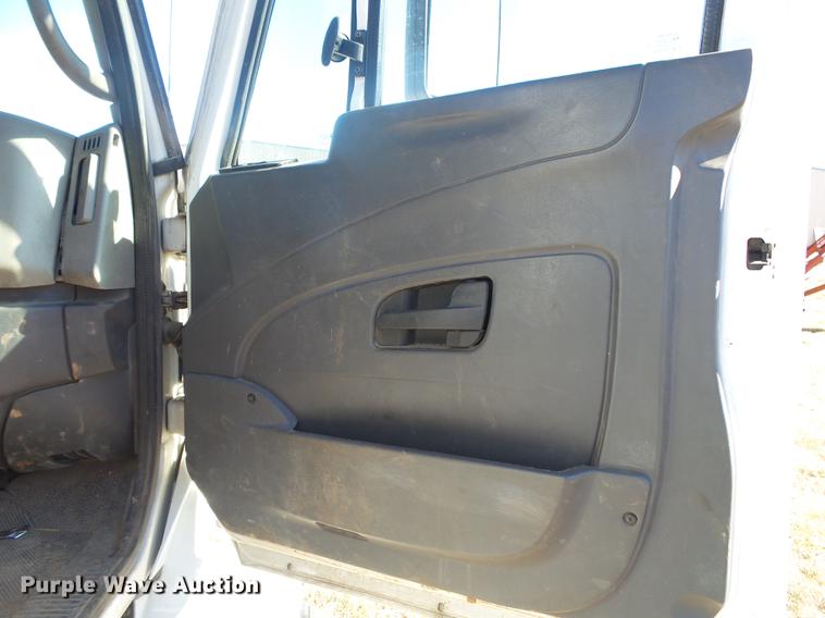 image for item DB7287 2009 International DuraStar 4300 truck cab and chassis