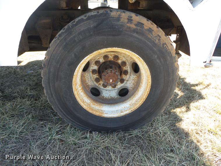 image for item DB7288 1997 Ford F800 Super Duty bucket truck