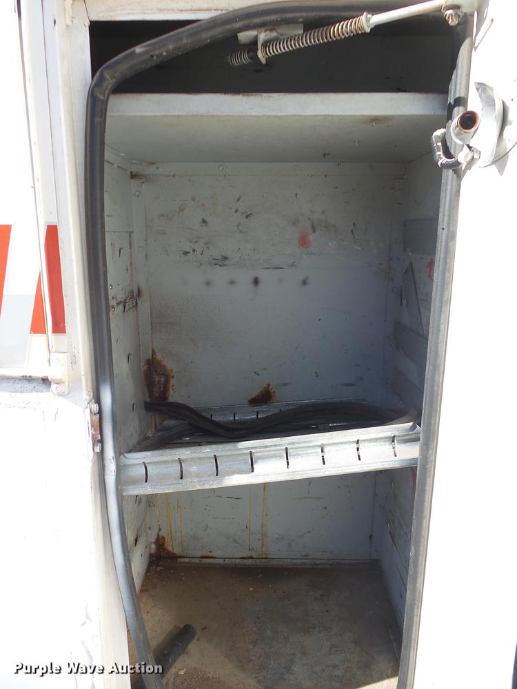 image for item DB7288 1997 Ford F800 Super Duty bucket truck