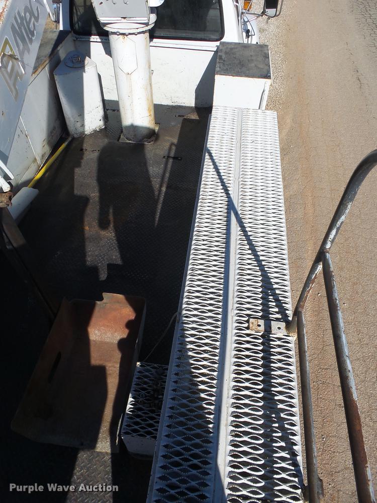 image for item DB7289 1996 Ford F800 Super Duty bucket truck