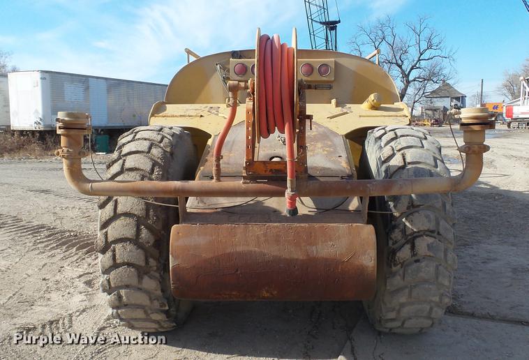 image for item DC5690 1983 Caterpillar 613B water wagon