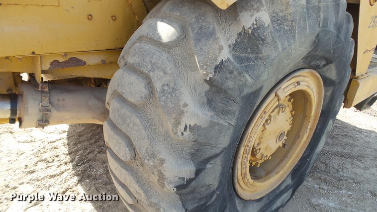 image for item DC5690 1983 Caterpillar 613B water wagon