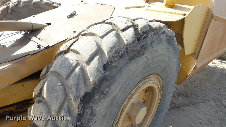 image for item DC5690 1983 Caterpillar 613B water wagon