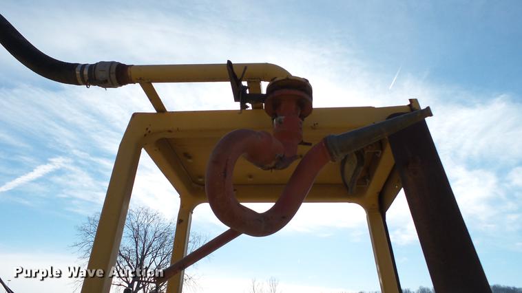 image for item DC5690 1983 Caterpillar 613B water wagon