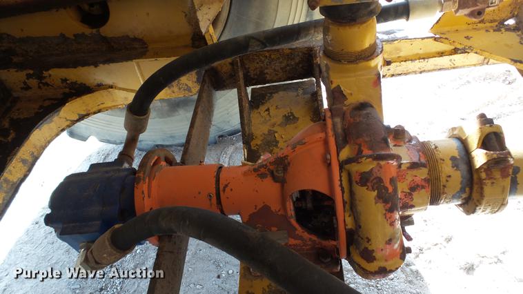 image for item DC5690 1983 Caterpillar 613B water wagon