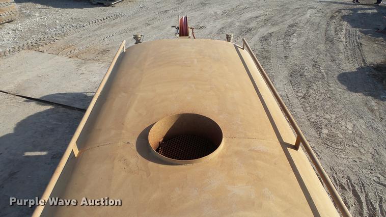 image for item DC5690 1983 Caterpillar 613B water wagon