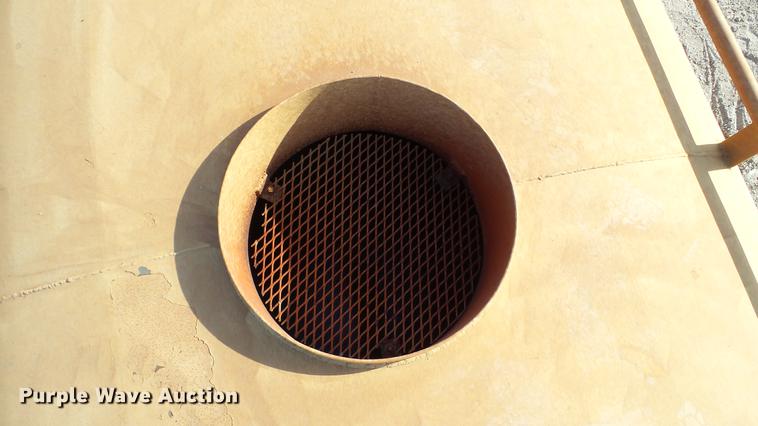 image for item DC5690 1983 Caterpillar 613B water wagon