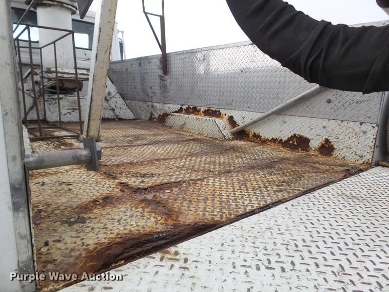 image for item DC7415 2000 Freightliner FL70 bucket truck