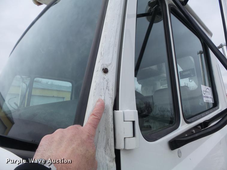 image for item DC7415 2000 Freightliner FL70 bucket truck