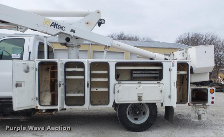 image for item DC7416 2005 GMC C7500 bucket truck