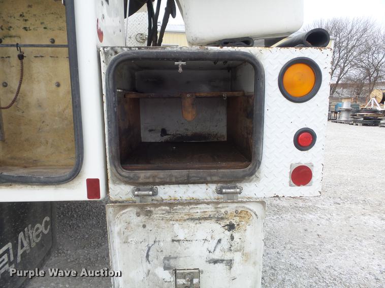 image for item DC7416 2005 GMC C7500 bucket truck