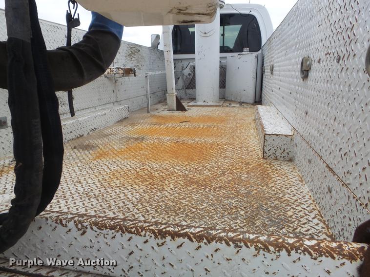 image for item DC7416 2005 GMC C7500 bucket truck