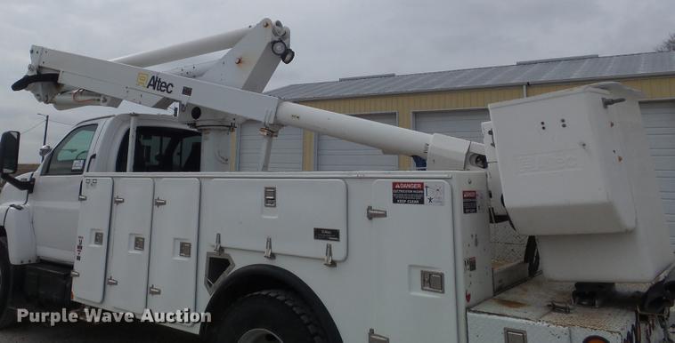 image for item DC7416 2005 GMC C7500 bucket truck