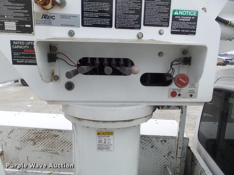 image for item DC7416 2005 GMC C7500 bucket truck