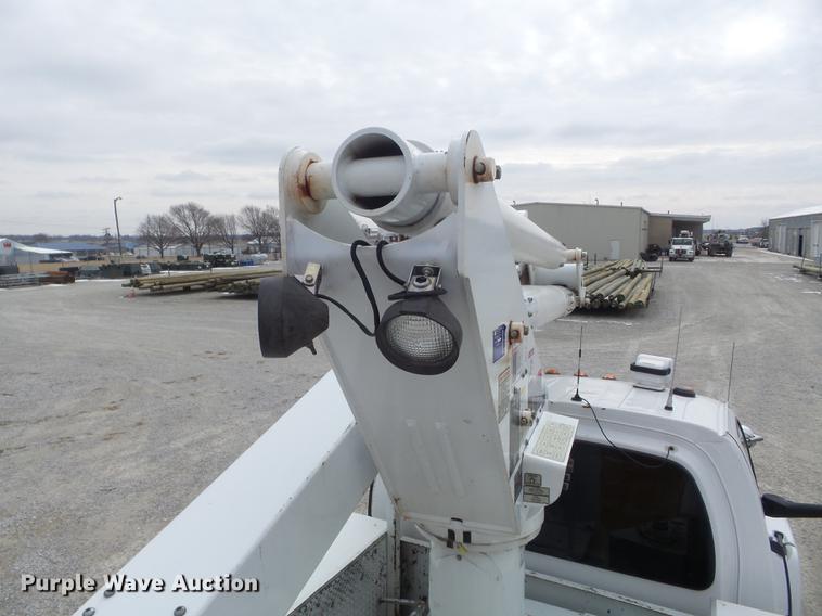 image for item DC7416 2005 GMC C7500 bucket truck