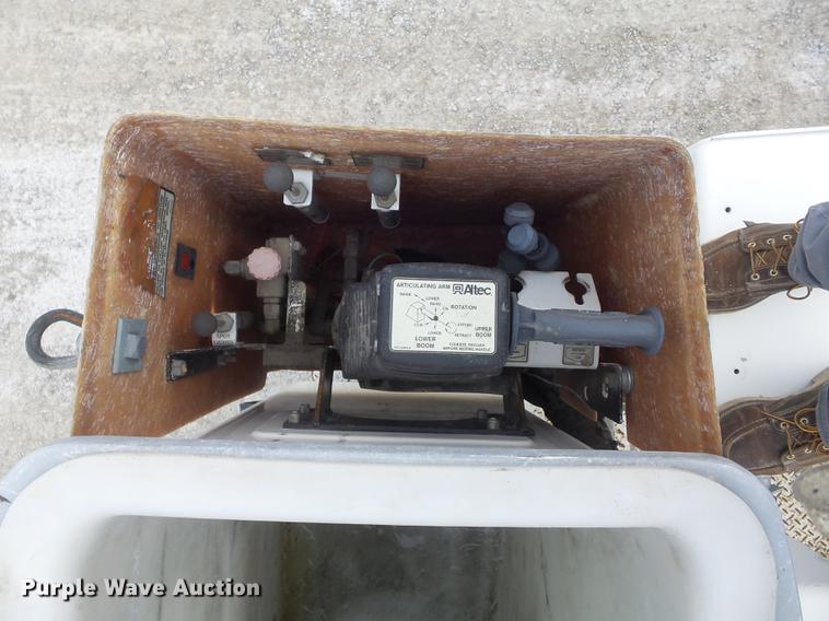 image for item DC7416 2005 GMC C7500 bucket truck