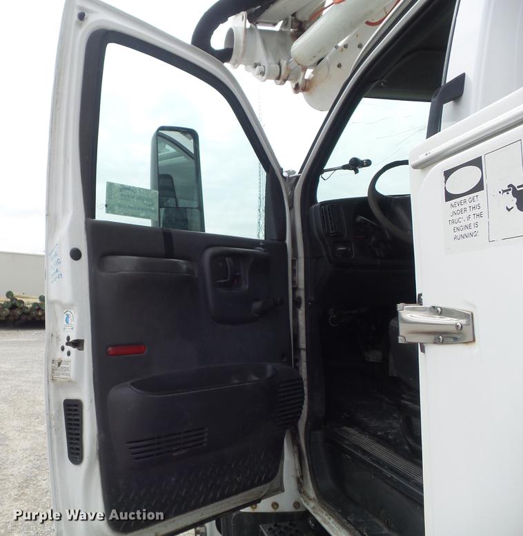 image for item DC7416 2005 GMC C7500 bucket truck