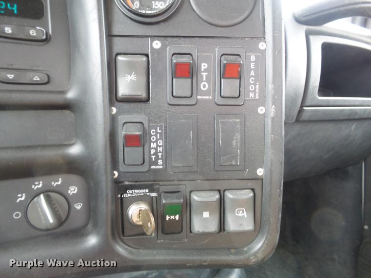 image for item DC7416 2005 GMC C7500 bucket truck