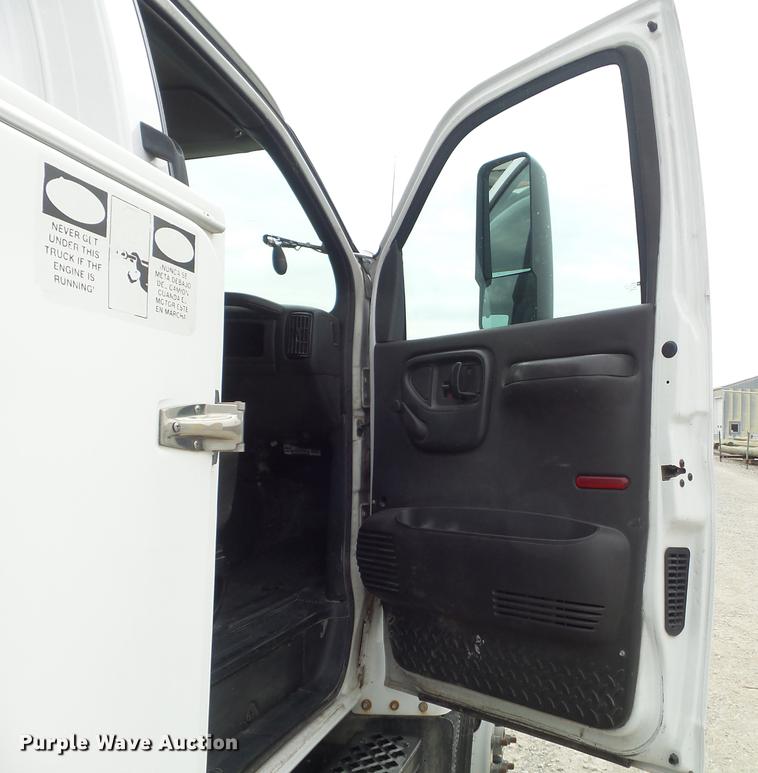 image for item DC7416 2005 GMC C7500 bucket truck
