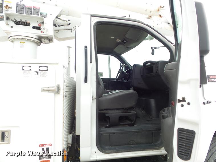image for item DC7416 2005 GMC C7500 bucket truck
