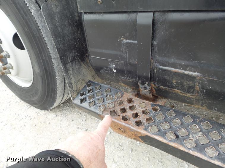 image for item DC7416 2005 GMC C7500 bucket truck