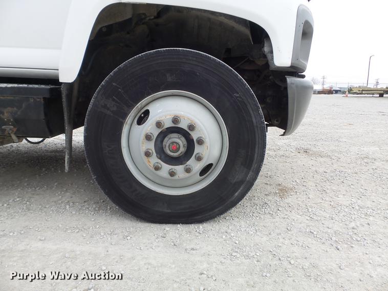 image for item DC7416 2005 GMC C7500 bucket truck