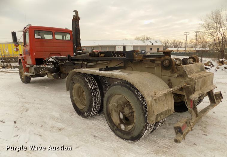image for item DD2900 2004 Freightliner FL80 roll off container truck