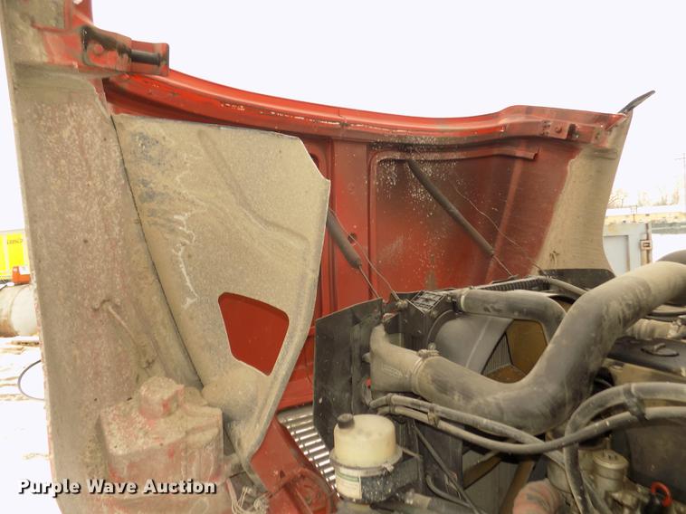 image for item DD2900 2004 Freightliner FL80 roll off container truck