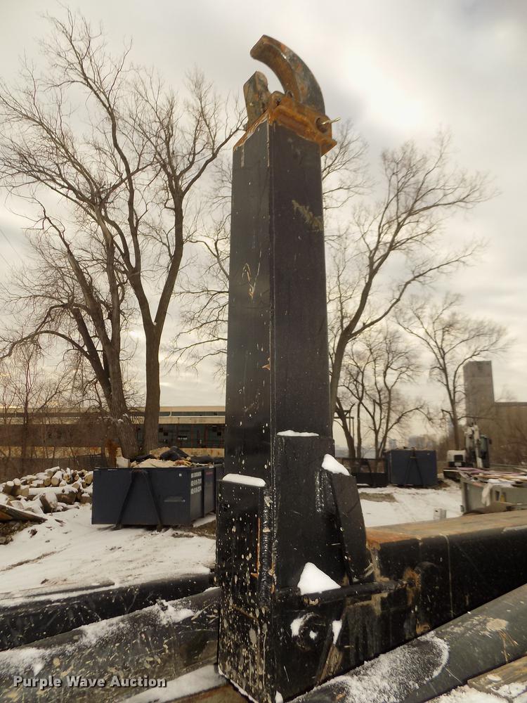 image for item DD2900 2004 Freightliner FL80 roll off container truck