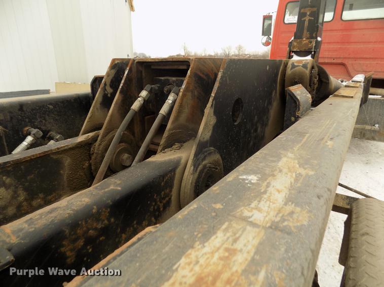 image for item DD2900 2004 Freightliner FL80 roll off container truck