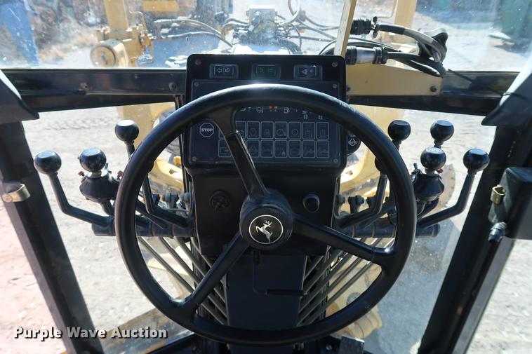 image for item DF3515 2004 John Deere 772CH motor grader