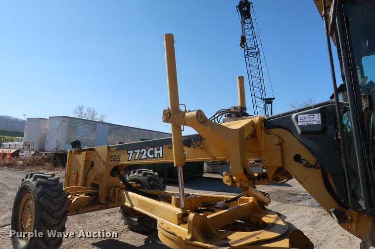 image for item DF3515 2004 John Deere 772CH motor grader