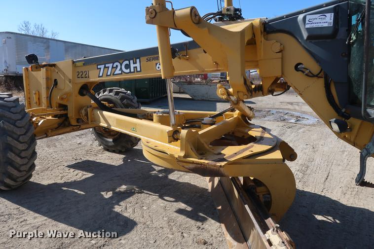 image for item DF3515 2004 John Deere 772CH motor grader
