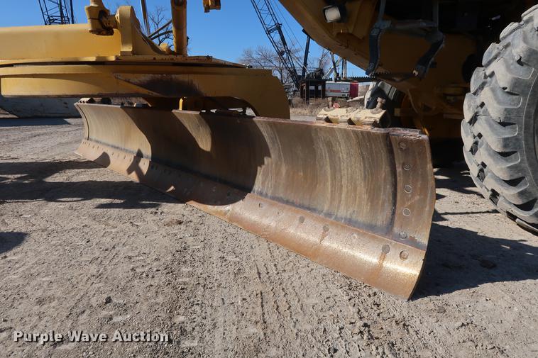 image for item DF3515 2004 John Deere 772CH motor grader