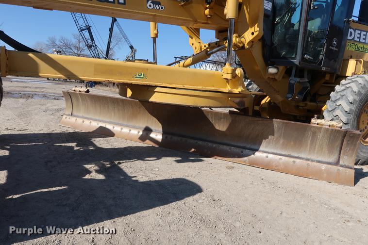 image for item DF3515 2004 John Deere 772CH motor grader